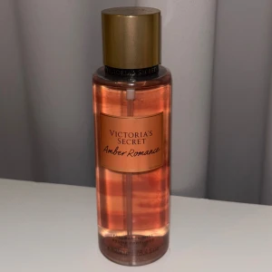 Victoria's Secret Amber Romance mist - Amber Romance från Victoria's Secret är en populär body mist med en volym på 250 ml. Parfymen är oanvänd i perfekt skick 🧡