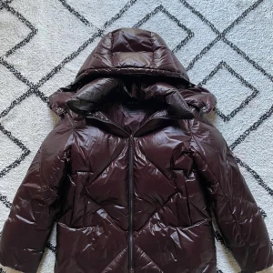 Jacka Massimo Dutti - Snygg vinröd pufferjacka från Massimo Dutti, köpt i höst inför vintern men knappt använd 