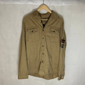 Ralph Lauren overshirt - Riktigt fet raffe overshirt, modellen är 185. Riktigt fint skick. Tunn overshirt. 