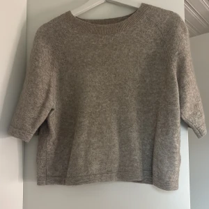 Beige stickad tröja med halvärm - En kortarmad stickad tröja har inte använts mycket ❤️