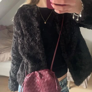 Pälsjacka  - Svart jacka i pälsimitation från Saint Tropez!! Superfint skick och inga defekter 🌟 Perfekt till höst och vår!!  Storlek S men passar nog både större och mindre 💕 (Nypris 1299kr)