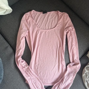 Fin rosa långarmad tröja från Gina tricot - storlek S. - Säljer en fin rosa långarmad tröja från Gina tricot i storlek S. Mycket bra skick, ej använd av mig. Säljer då den inte kommer till användning.