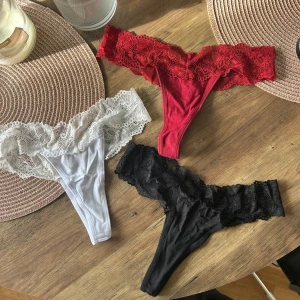 String trosor - String trosor, spets i storlek M. Minns tyvärr inte vart jag köpte dom. köpte i flera olika storlekar för visste inte vilken som skulle passa. Helt oanvända
