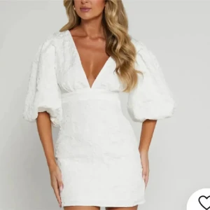 Vit kort klänning med puffärmar - Såå snygg vit klänning från Showpo som endast är använd en gång och har inga täcken på användning. Perfekt till studenten eller andra sommar tillställningar😍