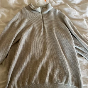 4 stycken tröjor - Säljer 4 stycken tröjor i mycket bra skick, knappt använda. Alla säljes för 800 kr tillsammans. 