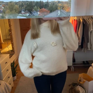 Stickad tröja med rosor  - Jätte mjuk och lurvig stickad tröja med ros detaljer på