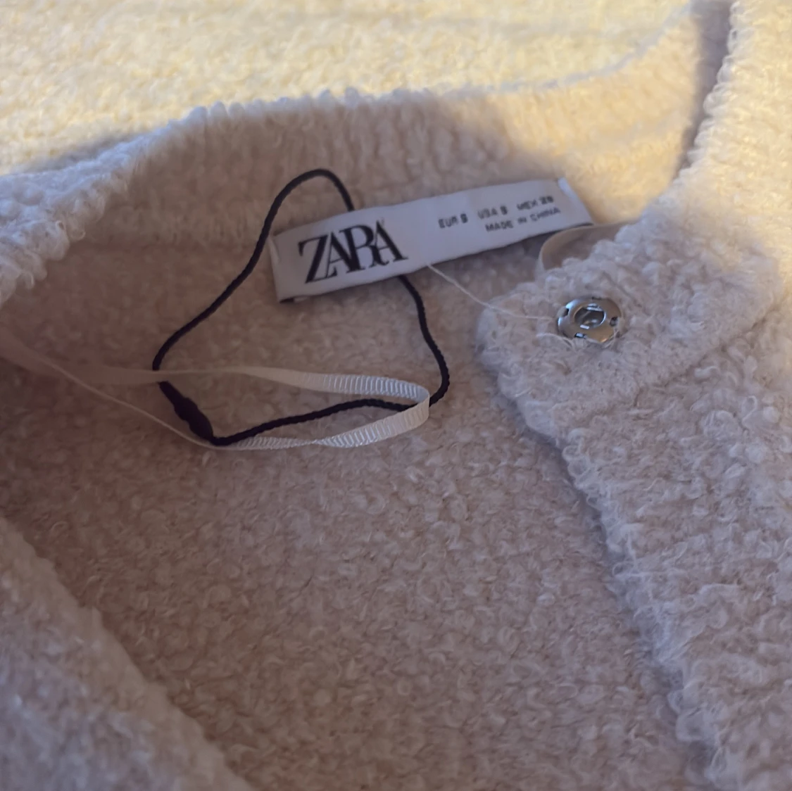 Beige cardigan jacka med rosetter från Zara - 1