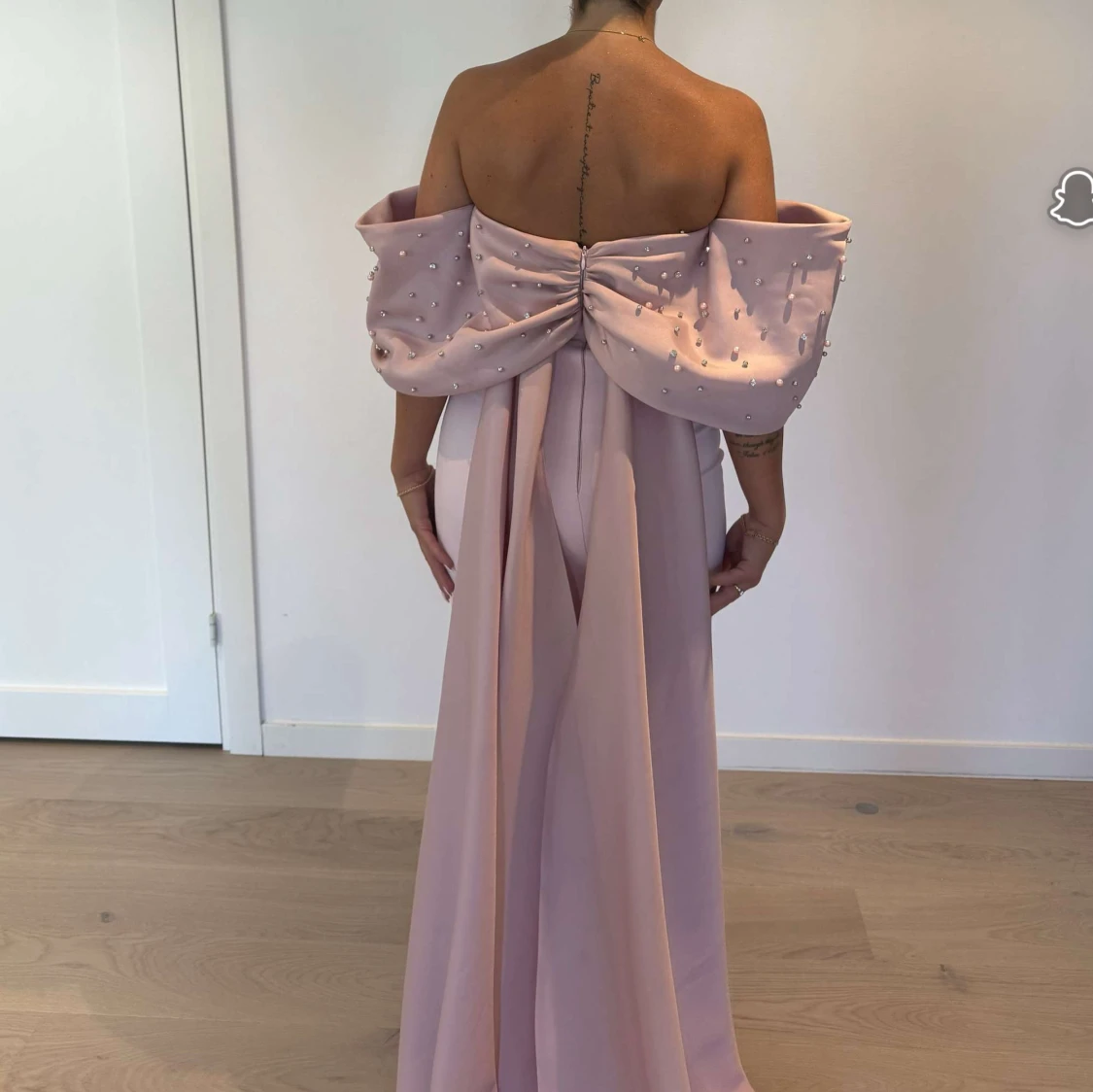 Ljusrosa långklänning med pärlor - 1