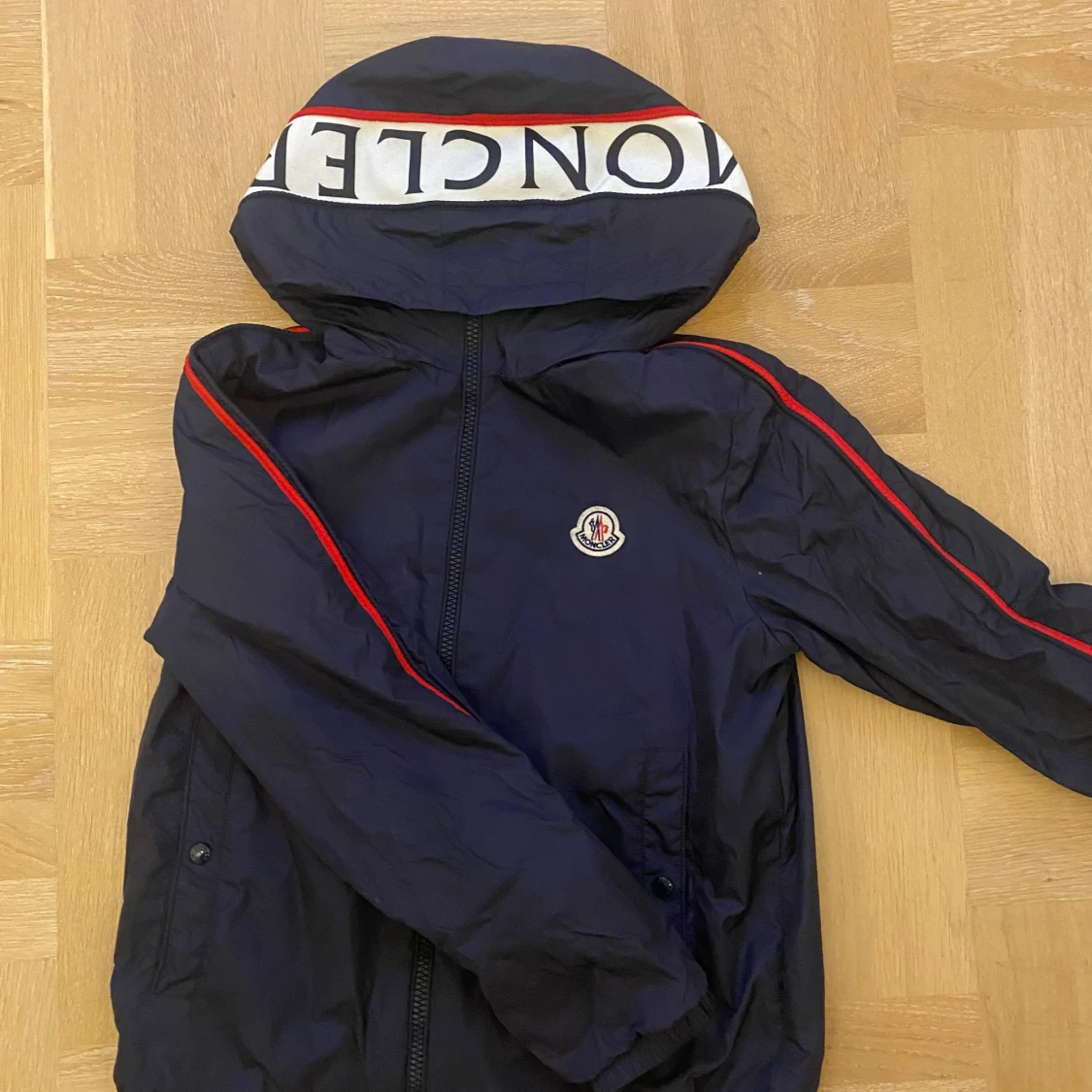 Mörkblå vind och regnjacka från Moncler