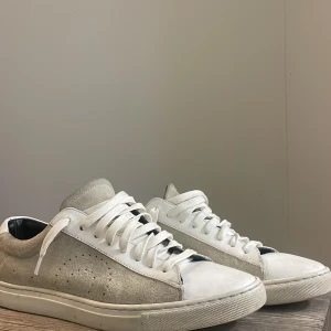 Oliver Cabell skor - Ett par Oliver Cabell skor i storlek 39, de är i fint skick men färgen börjar spricka lite i fram. Boxen följer tyvärr inte med då min pappa råkade slänga den 