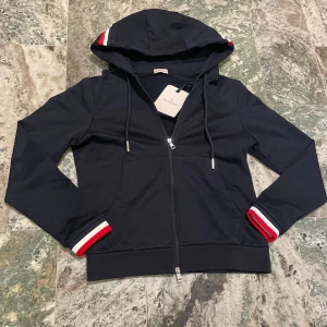 Mörkblå  Moncler zip hoodie  - En stilren mörkblå hoodie från moncler perfeckt nu till hösten. Intresserad? Skriv privat. Pris kan diskuteras