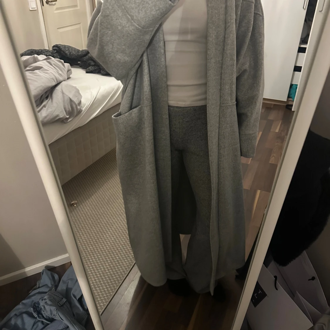OVERSIZED Ljusgrå lång kappa med fickor - 1