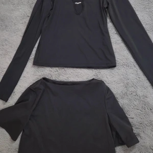 Klädpaket 2-delar: Svart Festtopp & Elegant Blus - Cutout & Cowl Neck Stl M Dam - Säljer ett elegant paket med två svarta toppar - perfekta för fest, middag eller en stilren kvällslook.  Detta paket ger dig två helt olika, men lika eleganta, svarta toppar att variera mellan.