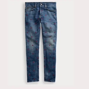 💀 Broderade jeans Polo Ralph Lauren 💀 - Broderade Polo Ralph Lauren jeans (Sullivan Slim fit) i storlek 31x32. Mycket sparsamt använt och därför i mycket bra skick- nyskick. Brodering: dödskallar. Passar perfekt nu till Halloween med de broderade dödskallarna 💀💀💀 Mått: Midja: ca 40 cm Innerbenslängd: ca 80 cm.