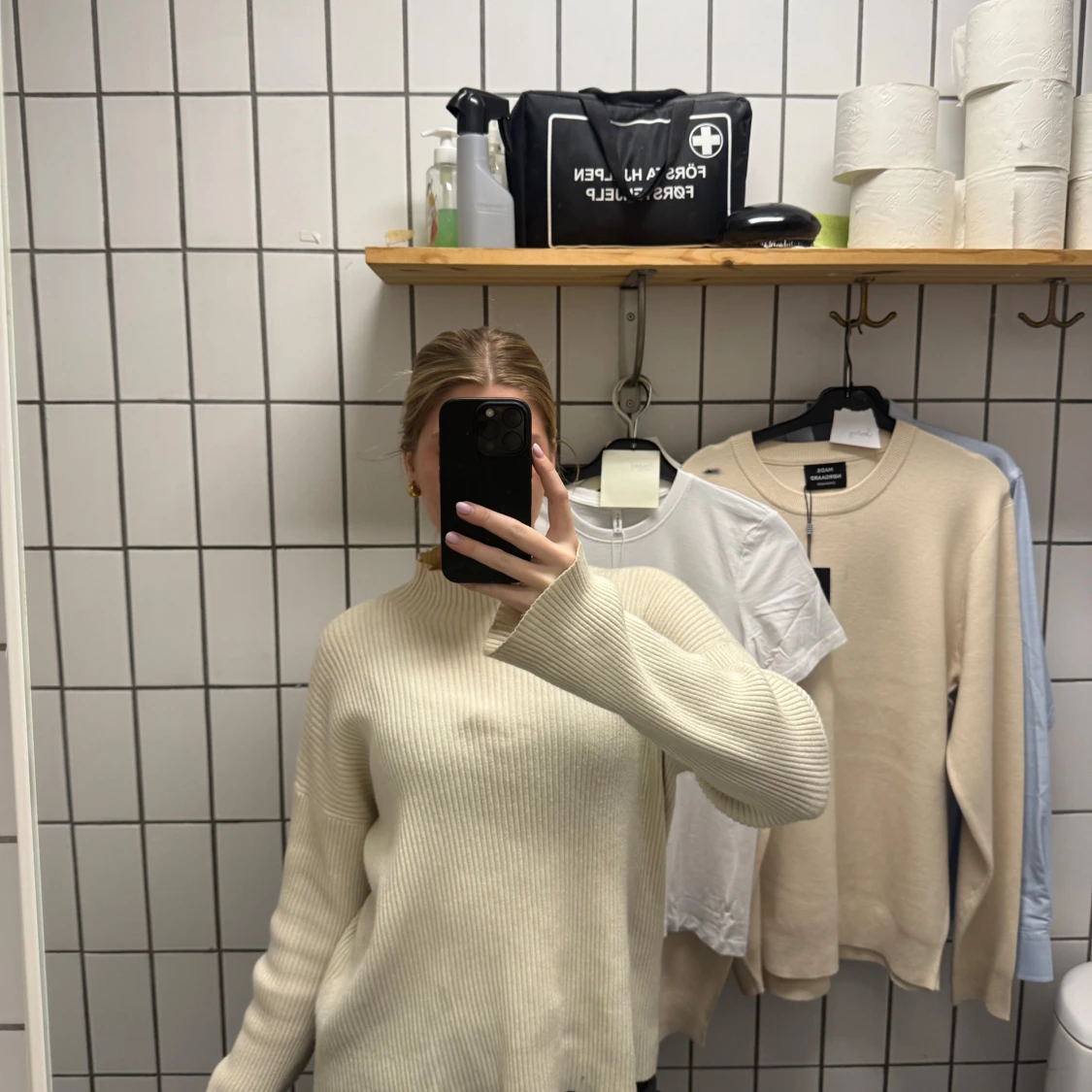 Beige ribbstickad tröja med vida ärmar