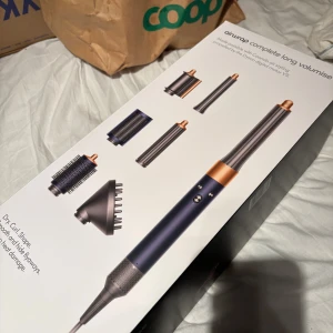 Dyson airwrap - Kollar intresset på min dyson airwrap som jag köpte i Januari. Har används väldigt sparsamt och allt medföljes ( förvaringslåda, 2 olika lockvertyg, rengörings borste, hårfön, rundborste, hårföns tillbehör för lockar). Min dyson är mörkblå och fler bilder fås självklart vid intresse!💞