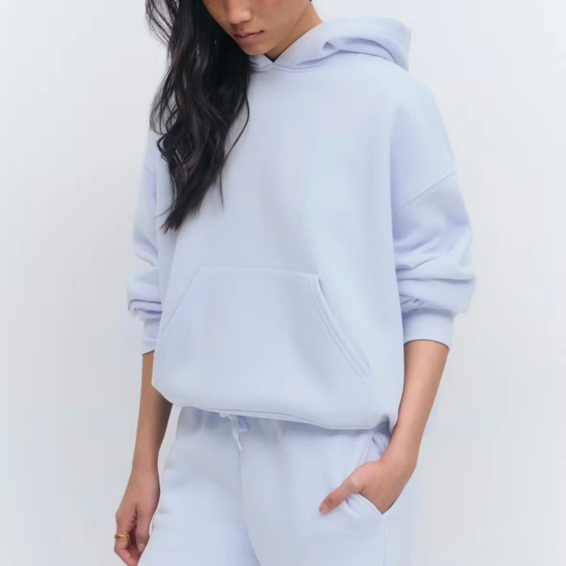 Hoodie och mjukisbyxor