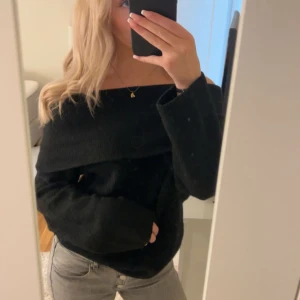 Svart offshoulder stickad tröja H&M - Svart stickad tröja från H&M med bred offshoulder-krage. Tröjan har lång ärm och en loose passform som är jätte skön och snygg!😚storlek s. Använt en gång!
