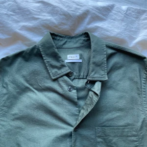 Grön skjorta från Filippa-K - Snygg mörkgrön skjorta från Filippa-K. 