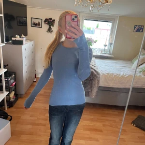 Ljusblå ribbad tröja  - Supersnygg ljusblå ribbad tröja från Lindex i figurnära modell. 💕Tröjan har rund halsringning och långa ärmar( på mig😅), samt någon enstaka pytteliten noppra i mitten & på baksidan som knappt syns! Säljs pågrund av att den inte kommer till användning. 🤗✨🫶