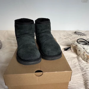 Svarta UGG boots i mocka - Säljer ett par svarta uggs som jag köpte förra vintern. Vill köpa ett par andra skor så det är därför jag säljer🤗 lådan ingår såklart!