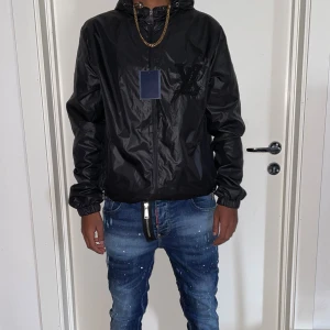 L.V jacka strl M - Helt ny. Fin replika med grym kvalitet. modellen är 175cm,väger 67kg, Bär storlek M på bilden. Pris: 1399kr. Först till kvarn som gäller. Skickas direkt inom 24h