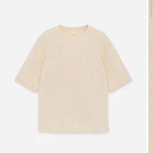 Arket stickad T-shirt 100% ull  - Beställde i fel storlek och missade sista datumet att skicka tillbaka. Ny pris 1200
