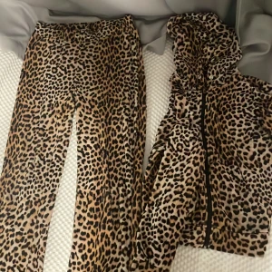 Mjukis sett  - Mjukis dress från Gina tricot, hela dressen köptes för 800 men säljs för 450 pga ingen användning, den är i nytt skicka och har användts 1-3 gånger då det varit fel storlek 