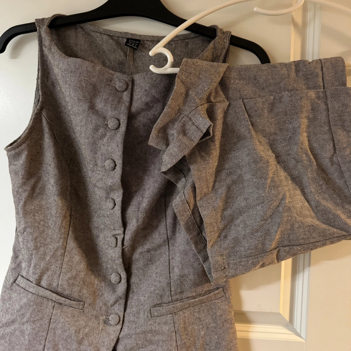 Grå manchesterväst med knappar - 1