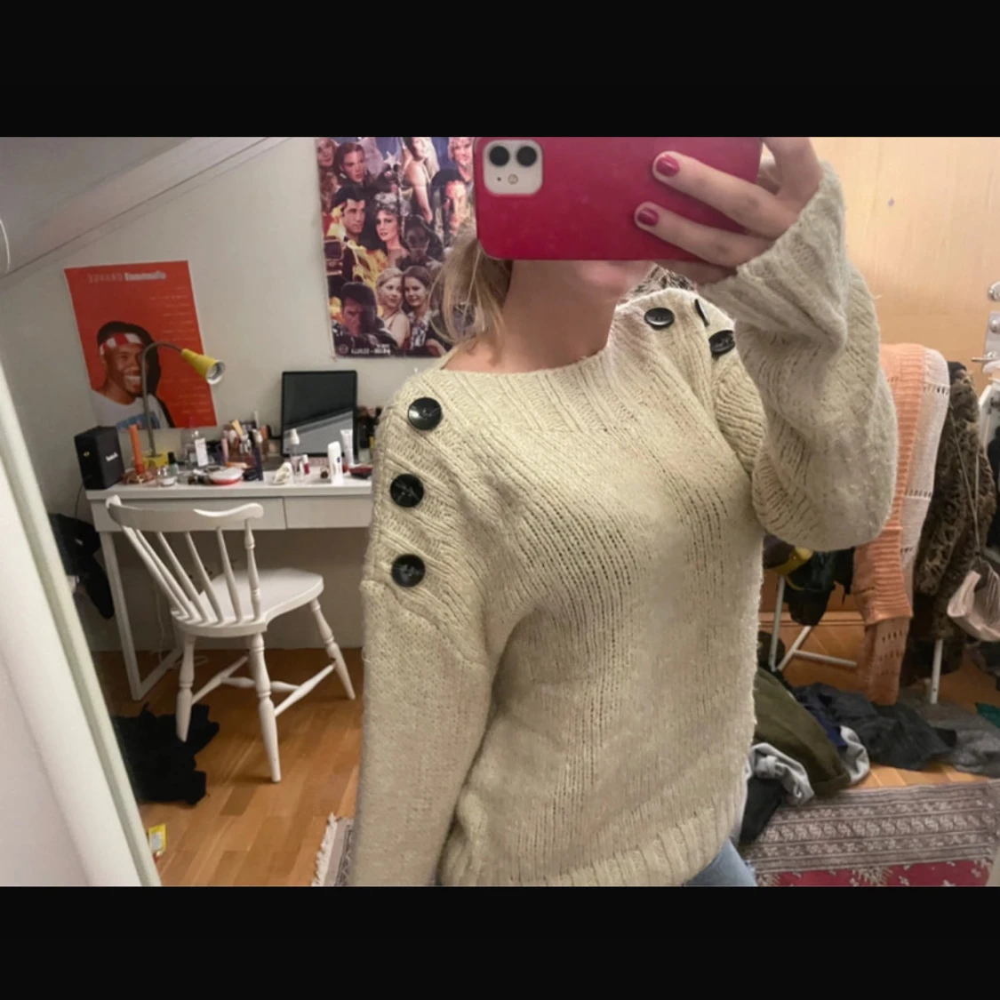 Beige stickad tröja med knappar - 1