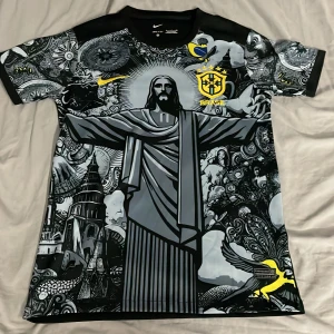 Nike Brasil Dri-FIT fotbollströja svart/grå - Unik Brasilien fotbollströja från Nike med Dri-FIT material. Svart och grå med detaljerad grafik av Kristusstatyn, brasilianska symboler och gula accenter. Broderat CBF-märke och Nike-logga på bröstet. Korta ärmar och sportig passform.
