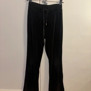 Svarta mjukisbyxor från Gina Tricot XS - Svarta mjukisbyxor från Gina Tricot i storlek XS. Byxorna har ett mjukt och lent sammetstyg, snörning i midjan.
