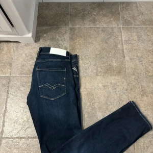 Replay jeans slim fit - Slim fit 32/32 lite långa på mig, skön färg, använda 1 gång annars helt nya, kan gå ner i pris vid snabb affär, swish funkar me