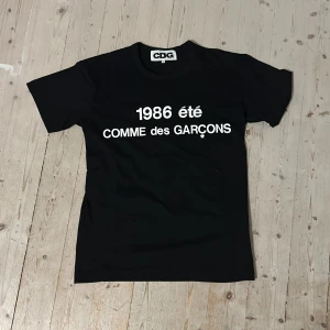 Comme des garcons t shirt - Snygg tisha ifrån cdg i storlek M, använt ett par gånger men ändå i bra skick. Skriv om du har några frågor. 