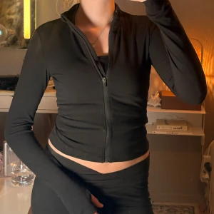 Svart zip up - En svart zip up, använd 2 gånger!! Från H&M softmove. Jättefin passform och jätteskön