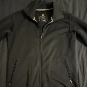  Texstar zipup hoodie - Texstar zipup tröja  perfekt skick utan några hål, repor eller fläckar, varm och mjuk inuti, perfekt för en mysig höstdag, passar ganska bra i streetwear stilen eller med några gråa eller svarta jeans till exempel, köpte den för 350 säljer den för 200. Jag använde den max två gånger då jag tyckte att den satt lite för tight på mig alltså jag köpte fel storlek.  Storleken är M men passar lite mera som S skulle jag nog säga