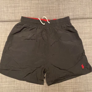 Ralph lauren badbyxor  - Säljer detta paret Ralph lauren badbyxor för jag inte använder det längre storleken är M men dem sitter som S. Nypris på dess ligger omkring 1200kr. Tveka inte på att höra av dig vid frågor eller fler bilder