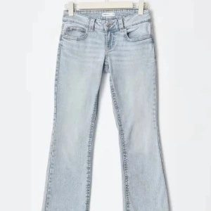 Ljusblå bootcut jeans från Gina Tricot - Säljer ett par ljusblå bootcut jeans från Gina Tricot med snygga fickdetaljer bak och klassisk femficksmodell. Jeansen har låg midja och är tillverkade i mjukt denimtyg. Perfekta för dig som gillar en retro vibe och vill ha ett par jeans med lite utsvängda ben.