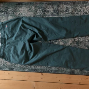 Gröna Dickies 874 byxor - Säljer ett par klassiska Dickies 874 Original Fit byxor i mörkgrönt. Kvalitet mycket mycket bra som nya. Hör av dig om undrar något!😊