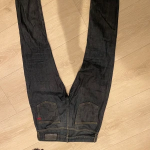 Mörkblå jeans från Diesel - Snygga mörkblå jeans från Diesel. W28 L30. Bra skick. Jeansen är tillverkade i slitstark denim. Nypris runt 1000