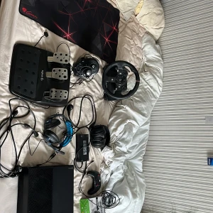 Xbox One med Logitech G920 Racing Wheel och HyperX Gladiate Controller - Komplett Xbox One med Logitech G920 ratt, pedaler och växelspak för racing, samt HyperX Gladiate trådbunden handkontroll. Flera headset och kablar ingår. Allt i gott begagnat skick, mindre slitage synligt på ratten. Perfekt för racing- och spelentusiaster. 3000 för ALLT, vid intresse av enstaka saker bara att skicka iväg ett plick sms!!!!!! Spel finns även på skiva, medföljer!!!!!!!!