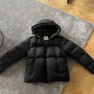 Svart Moncler Montcla hooded down - Fin jacka och är som ny. Köpte den i London 2022 i moncler butik. Den är varm och stilig