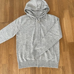 Kashmir Zip Hoodie - Riktigt snygg Kashmir Zip Hoodie i en ljusgrå färg!🌟 Storlek M. Endast testad, aldrig använd! Tveka inte på att höra av dig vid intresse eller minsta fundering🙏
