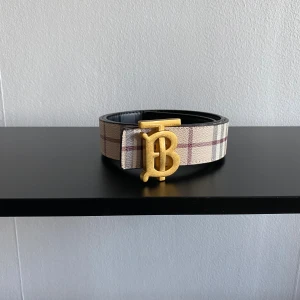 Burberry bälte  - Burberry dubbelsidigt bälte med snygg och unik design. Storlek 110. Helt by aldrig använd. Postar inom 24 timmar. Kan mötas upp i Stockholm. Skriv gärna för fler frågor eller bilder.