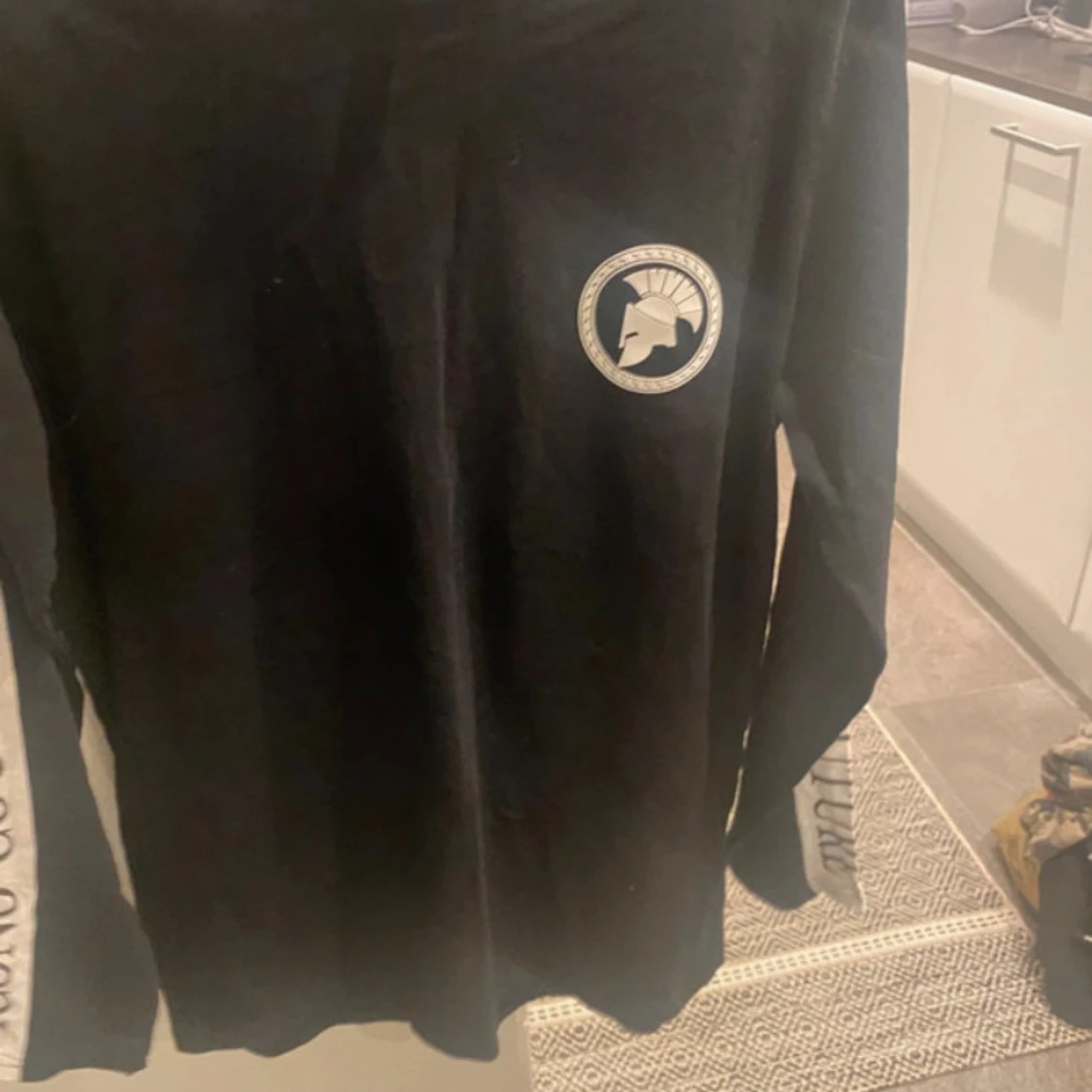 Svart och vit hoodie med tryck - 3