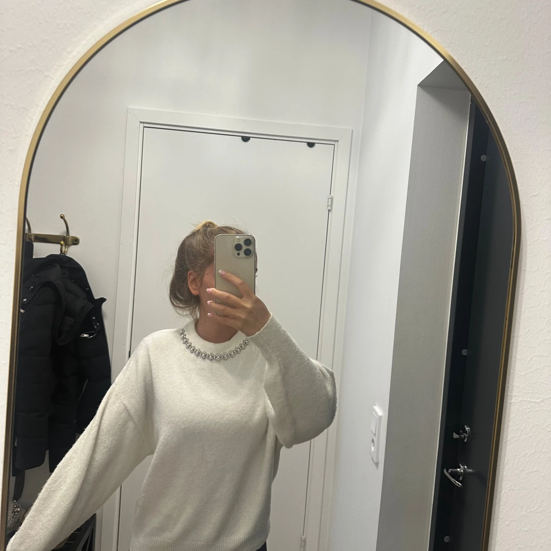 Vit stickad tröja med pärldetaljer