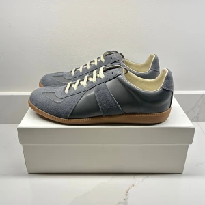 Maison Margiela Gats - En av dem få autentiska Maison Margiela Gats | Helt nya skick 10/10 | Storlek 43 och färgen grå | Kvitto finns, box och dust-bag tillkommer vid köp | Hör av er för mer information/bilder! 