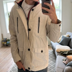 Unik jacka  - Stilren varm och skön. Inga defekter skriv vid fundering 🙌 Storlek 52 cirka M/L