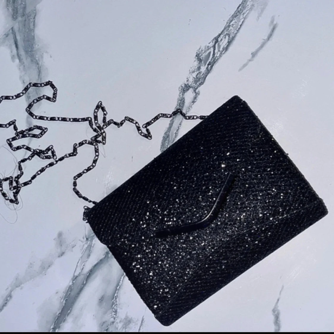 Svart glittrig kuvertväska med kedja - 2
