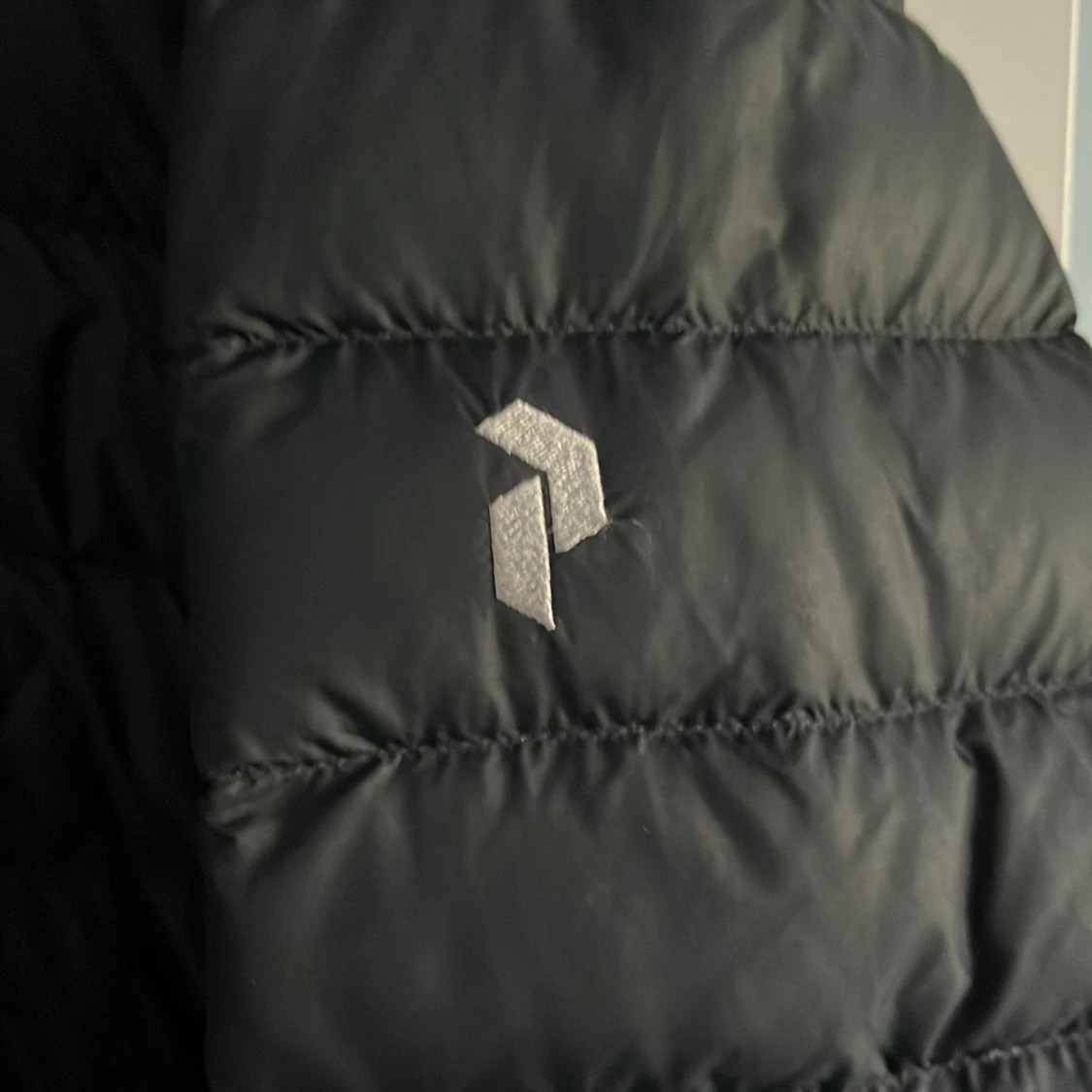 Svart dunjacka Peak Performance XL - 1